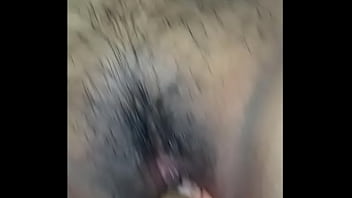 Chica disfuta de su juguete sexual mientras masturba a su novio