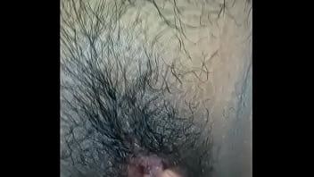 Chica disfuta de su juguete sexual mientras masturba a su novio