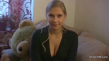 Kleine stief schwester hilft ihm mit einem blowjob