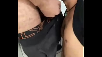 Do dia que eu trombei socyalsemcamisa no banheirão e fiz ele engolir minha rola todinha video completo pelo link