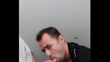 Do dia que eu trombei socyalsemcamisa no banheirão e fiz ele engolir minha rola todinha video completo pelo link