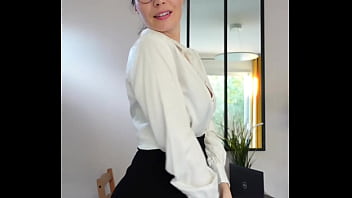 La prof se fout à poil tu veux voir à quel point elle est cochonne rdv