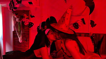Halloween lésbico uma diabinha 2 freira e uma bruxa