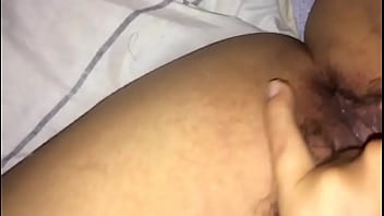 Masturbandose rico biscochito peludo