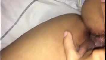 Masturbandose rico biscochito peludo