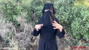 Misslebanesesquirter شرموطة لبنانية تفرك كسها بالغابة وتعمل نافورة