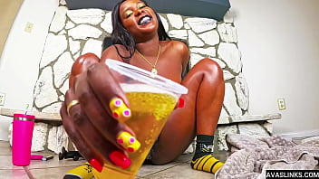 Yummy yellow pee with queen ava racks