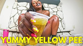 Yummy yellow pee with queen ava racks