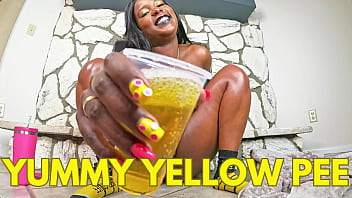 Yummy yellow pee with queen ava racks