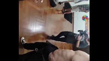 Fiz uma fila com os machos da festa e mamei gostoso no final ainda tomei uma surra de pau cá cara