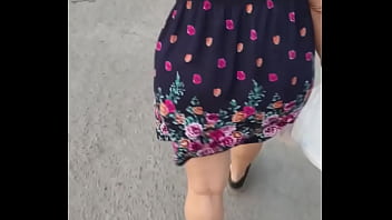 Sigo y le levanto la falda a mujer en la calle Sigo y le levanto la falda a mujer en la calle