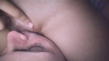 Meu marido chupa minha buceta e brinca com meus peitos