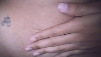 Meu marido chupa minha buceta e brinca com meus peitos