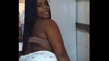 Gostosa rebolando