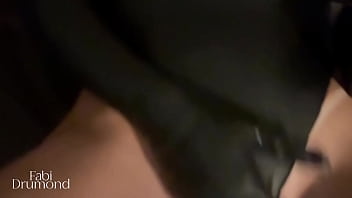 Milf gostosa vai pro estúdio do amigo tirar foto e acaba transando com ele sem camisinha – fabi drumond