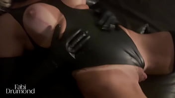 Milf gostosa vai pro estúdio do amigo tirar foto e acaba transando com ele sem camisinha – fabi drumond