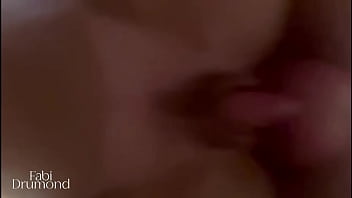 Milf gostosa vai pro estúdio do amigo tirar foto e acaba transando com ele sem camisinha – fabi drumond