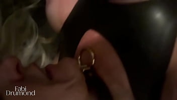 Milf gostosa vai pro estúdio do amigo tirar foto e acaba transando com ele sem camisinha – fabi drumond