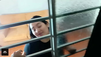 La vecina cachonda me chupa la verga por la ventana y me pone su culito para que me lo folle