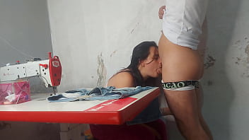 Costureira observando ereção do cliente