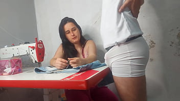Costureira observando ereção do cliente