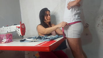 Costureira observando ereção do cliente