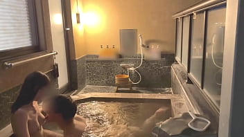【個人撮影】初温泉旅行夜にお洒落な露天風呂でイチャイチャから濃厚生ハメsex立ちバックで激しく突く amateur hentai