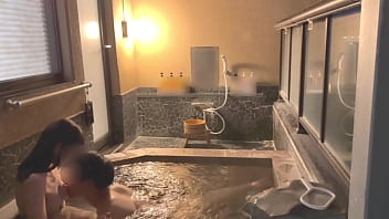 【個人撮影】初温泉旅行夜にお洒落な露天風呂でイチャイチャから濃厚生ハメsex立ちバックで激しく突く amateur hentai