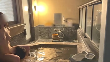 【個人撮影】初温泉旅行夜にお洒落な露天風呂でイチャイチャから濃厚生ハメsex立ちバックで激しく突く amateur hentai