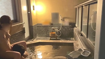 【個人撮影】初温泉旅行夜にお洒落な露天風呂でイチャイチャから濃厚生ハメsex立ちバックで激しく突く amateur hentai