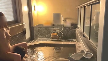 【個人撮影】初温泉旅行夜にお洒落な露天風呂でイチャイチャから濃厚生ハメsex立ちバックで激しく突く amateur hentai