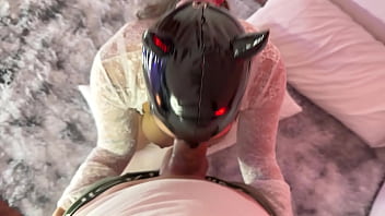 Mi padrastro tiene la verga muy grande intento meterla toda en mi boca pero no puedo