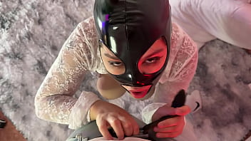 Mi padrastro tiene la verga muy grande intento meterla toda en mi boca pero no puedo