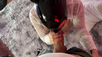 Mi padrastro tiene la verga muy grande intento meterla toda en mi boca pero no puedo