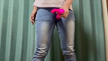 ジーンズ履いたまま大人のおもちゃの振動でオナニーしてたらヘロヘロになってしまいました 。