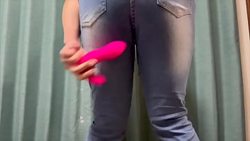 ジーンズ履いたまま大人のおもちゃの振動でオナニーしてたらヘロヘロになってしまいました 。