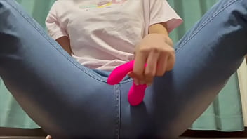 ジーンズ履いたまま大人のおもちゃの振動でオナニーしてたらヘロヘロになってしまいました 。