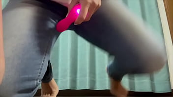ジーンズ履いたまま大人のおもちゃの振動でオナニーしてたらヘロヘロになってしまいました 。