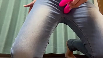 ジーンズ履いたまま大人のおもちゃの振動でオナニーしてたらヘロヘロになってしまいました 。