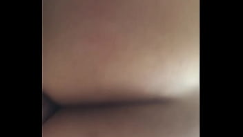 Amiga hace favor en casa de un amigo