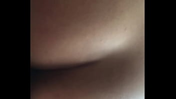 Amiga hace favor en casa de un amigo