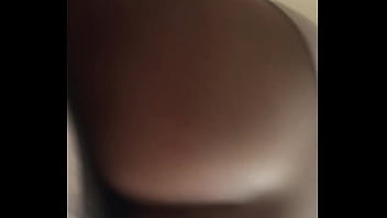 Amiga hace favor en casa de un amigo