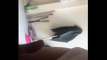 Amiga hace favor en casa de un amigo