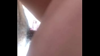 Amiga hace favor en casa de un amigo