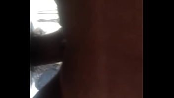 Amiga hace favor en casa de un amigo