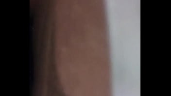 Amiga hace favor en casa de un amigo