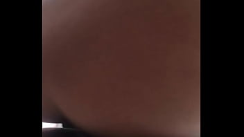 Amiga hace favor en casa de un amigo