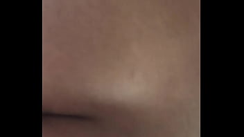 Amiga hace favor en casa de un amigo