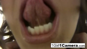 Hot babe rubs her box