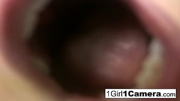 Hot babe rubs her box